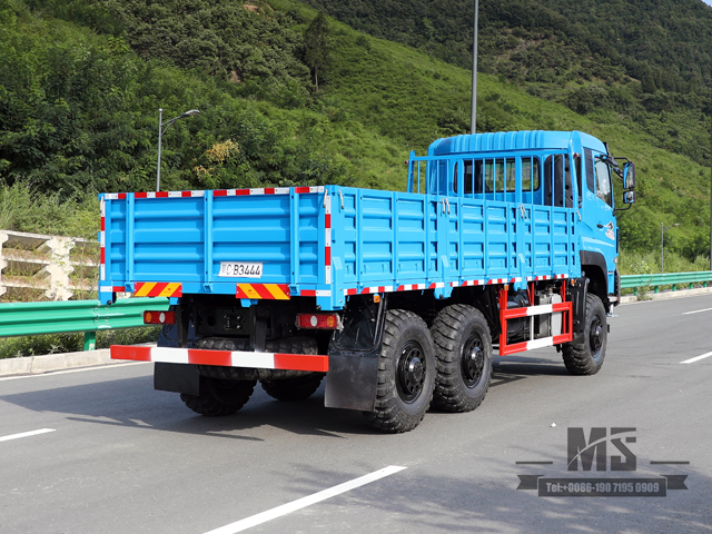 ခြောက်ဘီး Dongfeng Off Road Truck 6×6 Dongfeng Flat Head တစ်လုံးနှင့် အတန်းတစ်ဝက် ကုန်တင်ထရပ်ယာဉ် AWD 6*6 Export အထူးယာဉ်