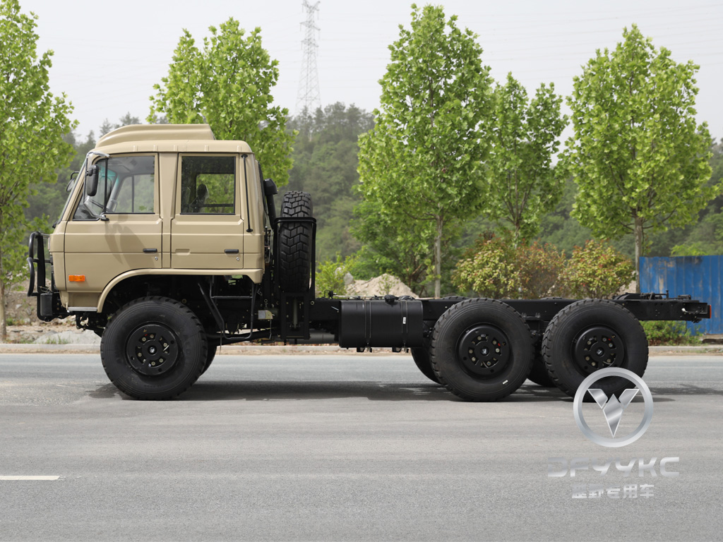 Donggfeng EQ2102n Off-Road Truck Truck ကိုယ်ထည် - 210hp-Row Double Desert ကုန်တင်ယာဉ် | ပို့ကုန်မော်ဒယ် | Tarpaulin နှင့်အတူလေအေးပေးစက်