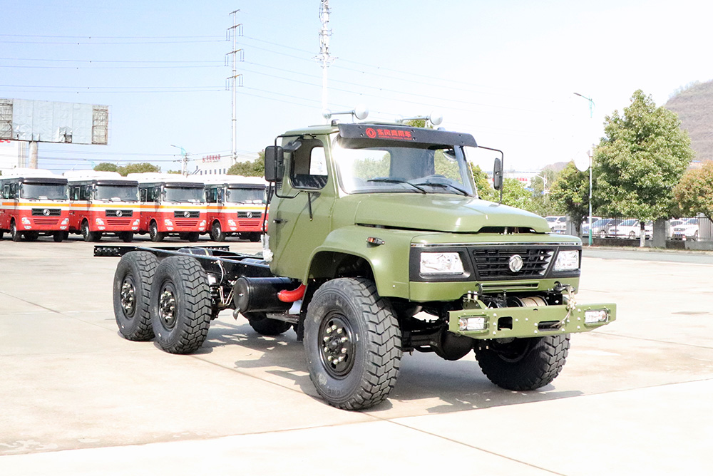 Dongfeng Army Green ခြောက်ဘီးယက် EQ2100 Chassis_6*6 190hp Pointed Head Truck Chassis_Dongfeng Export အထူးယာဉ်ကိုယ်ထည်