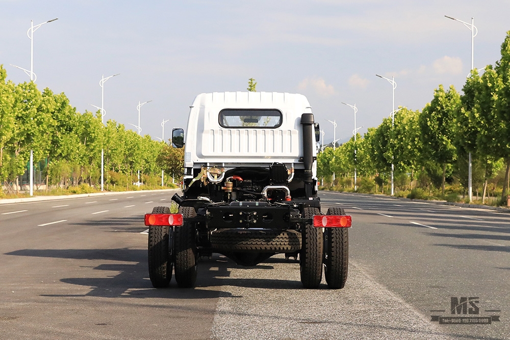 Dongfeng 4*2 Chassis_170HP တစ်နှစ်ခွဲ Row Flathead Chassis ပြောင်းလဲခြင်း ထုတ်လုပ်သူ_ Export အထူးကိုယ်ထည်