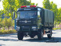 Dongfeng 4WD လမ်းပေါ်ရှိ Troop Carrier DFHH240B National ခြောက်လ METE 4 MET TORE Off-Road Count Off-Road Cargo Box ရှစ်ခု 