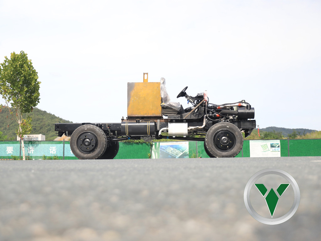 8-ton 4x4 ကိုယ်ထည်ကိုလွတ်လပ်သောမျက်နှာစာမျက်နှာ အပြတ်အသတ် - လမ်းမရှိသောလမ်းများနှင့်စီးနင်းခြင်းနှင့်စီးနင်းခြင်း