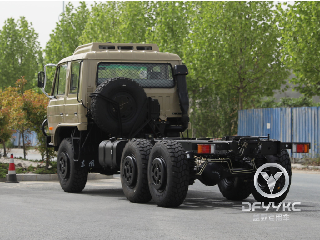 Donggfeng EQ2102n Off-Road Truck Truck ကိုယ်ထည် - 210hp-Row Double Desert ကုန်တင်ယာဉ် | ပို့ကုန်မော်ဒယ် | Tarpaulin နှင့်အတူလေအေးပေးစက်