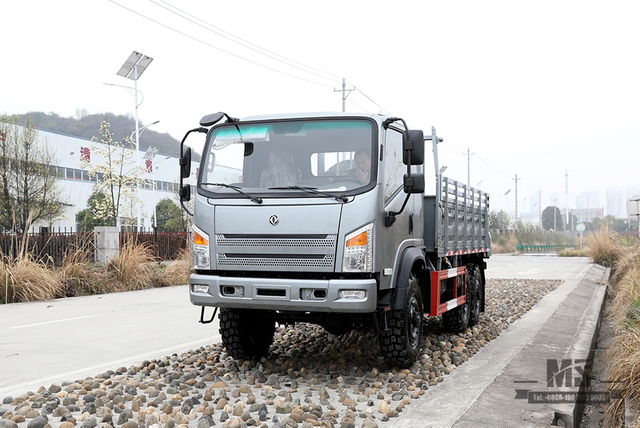 Dongfeng ငွေရောင် ခြောက်ဘီးယက် AWD ထရပ်ကား ပုံစံဖွဲ့စည်းမှု_6×6 190HP ဦးခေါင်းပြားလမ်းပိတ် အပေါ့စား ထရပ်ကား ထုတ်လုပ်သူ_6*6 အထူးယာဉ် တင်ပို့ခြင်း