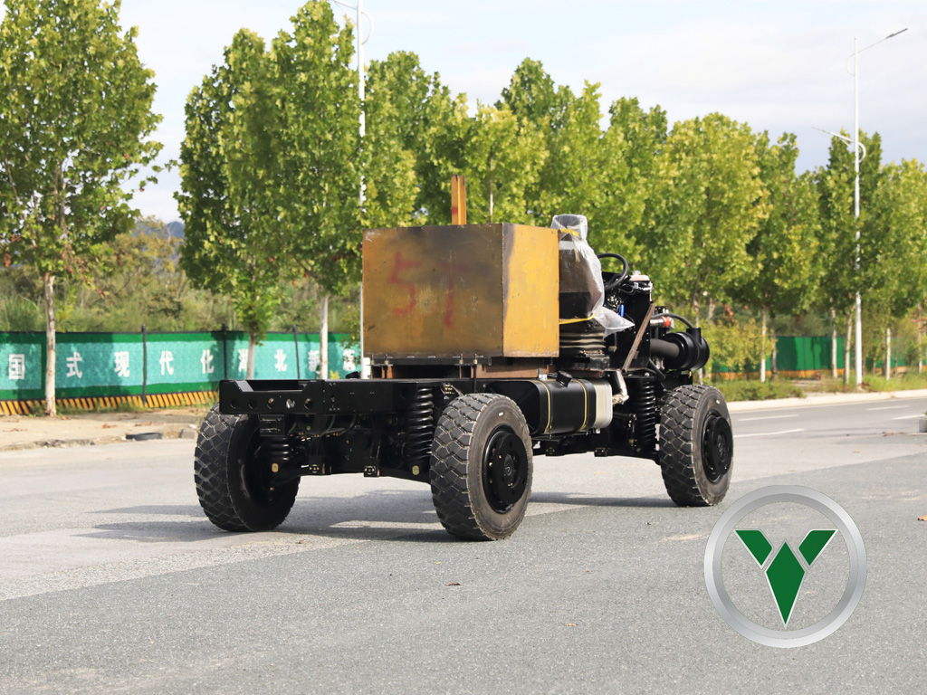 8-ton 4x4 ကိုယ်ထည်ကိုလွတ်လပ်သောမျက်နှာစာမျက်နှာ အပြတ်အသတ် - လမ်းမရှိသောလမ်းများနှင့်စီးနင်းခြင်းနှင့်စီးနင်းခြင်း