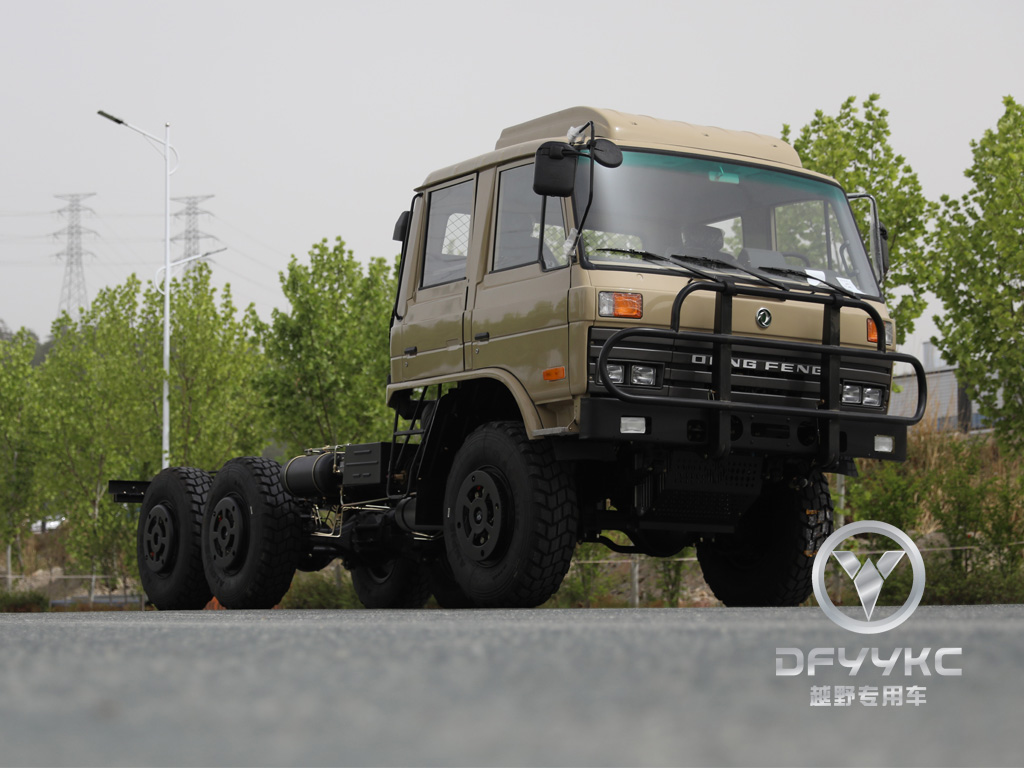 Donggfeng EQ2102n Off-Road Truck Truck ကိုယ်ထည် - 210hp-Row Double Desert ကုန်တင်ယာဉ် | ပို့ကုန်မော်ဒယ် | Tarpaulin နှင့်အတူလေအေးပေးစက်