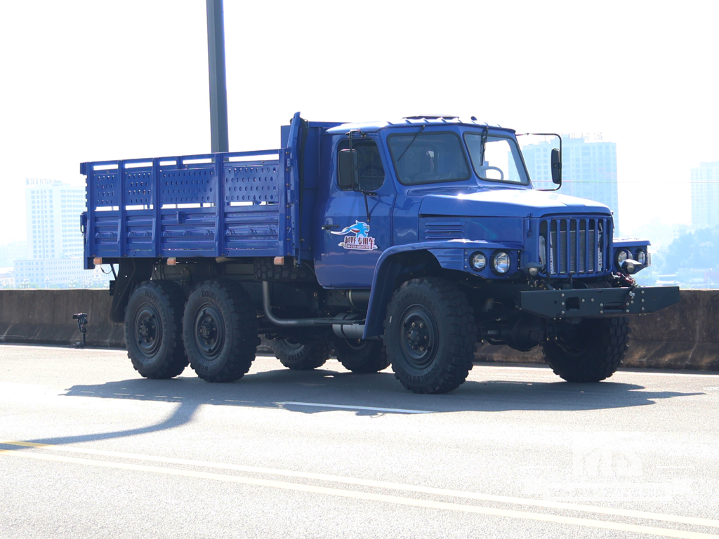 Export-Only Dongfeng 8-Ton Six-Wheel Drive Long Nose Cargo Truck တွင် HP အင်ဂျင် 170 တပ်ဆင်ထားသည်။