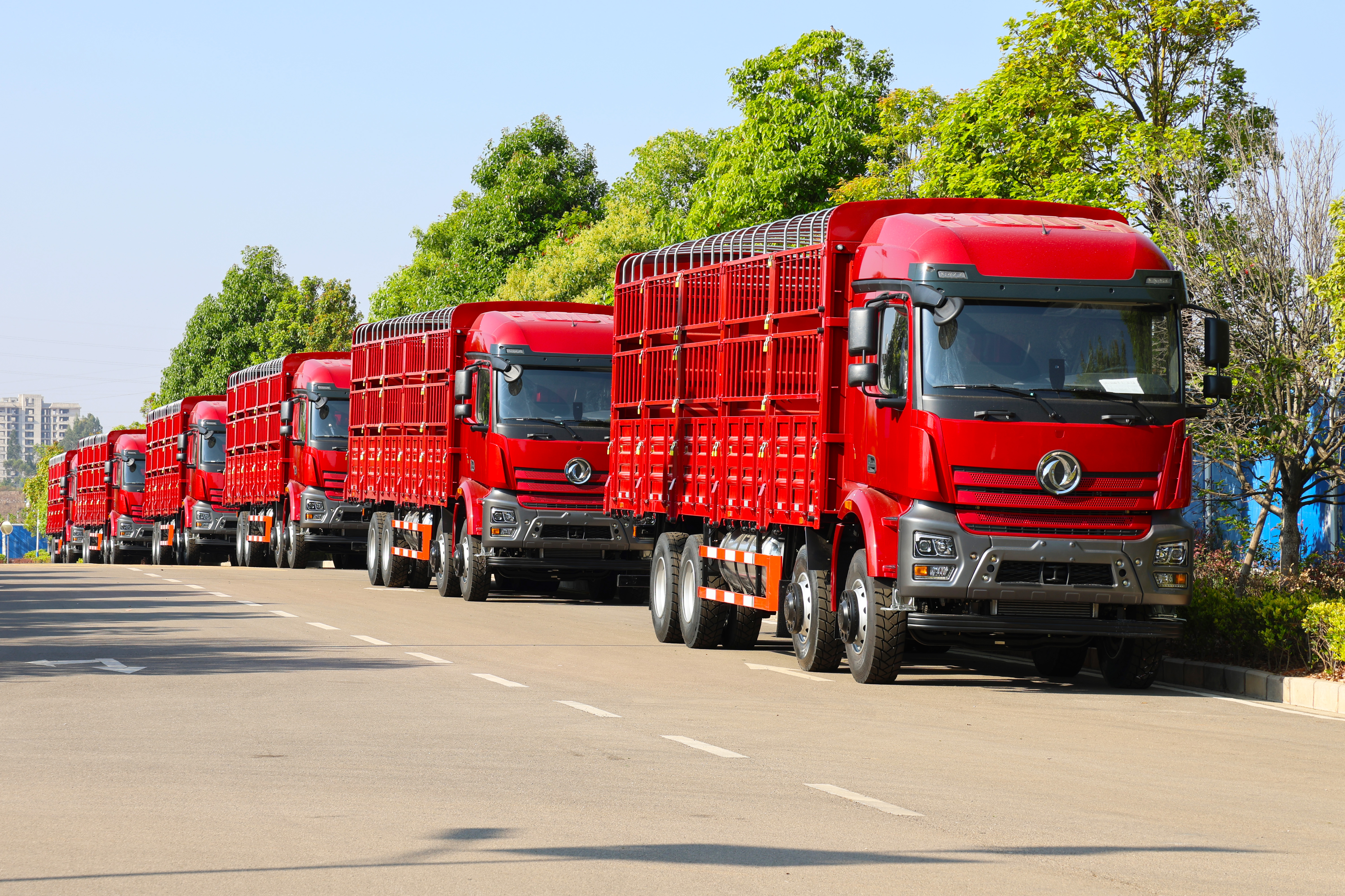 Dongfeng 8X4 Long Hood Stake Cage Truck အစီးရေ ၃၀ ကို မြန်မာနိုင်ငံသို့ ပို့ဆောင်ခဲ့သည်။